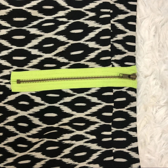 🍁 Annabella | Black & White Ikat Mini Skirt - Picture 4 of 6